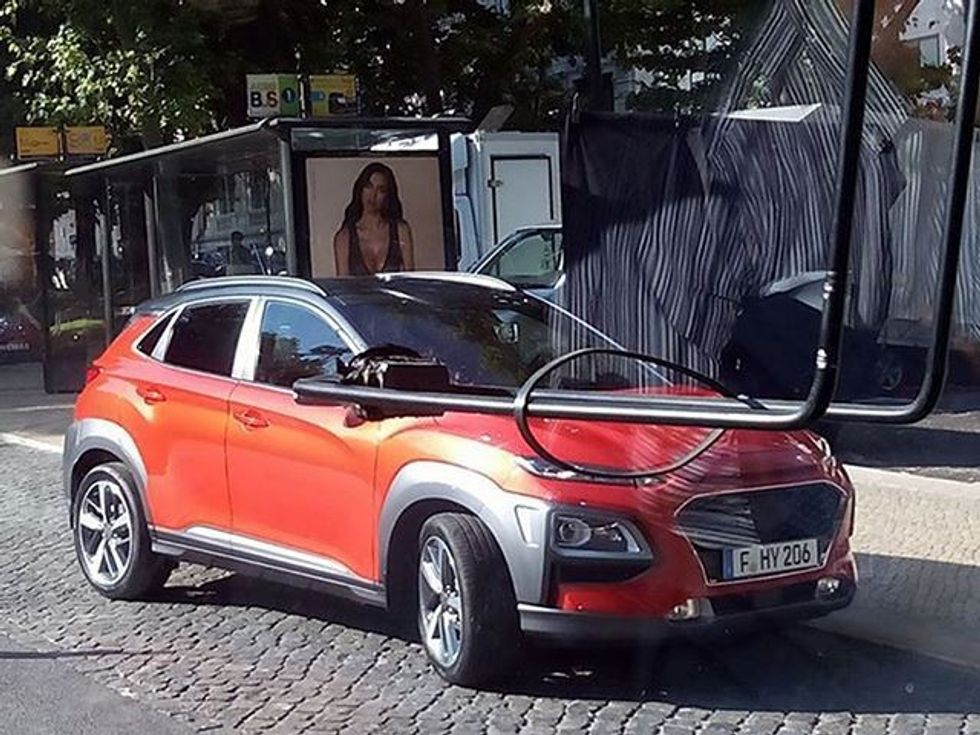 Hyundai Kona zbulohet gjatë realizimit të reklamës foto 2
