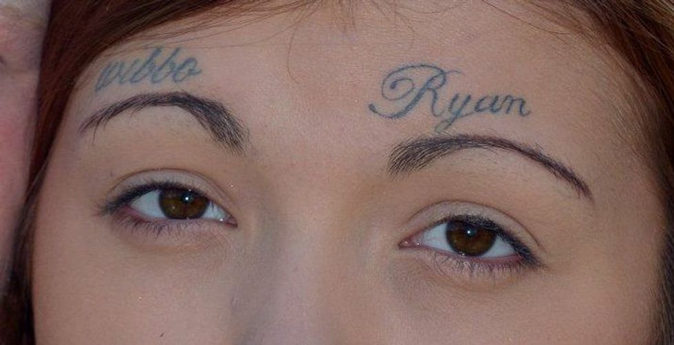 i-dashuri-xheloz-e-bindi-partneren-qe-te-beje-tatuazh-ne-balle-emrin-e-tij-foto-3