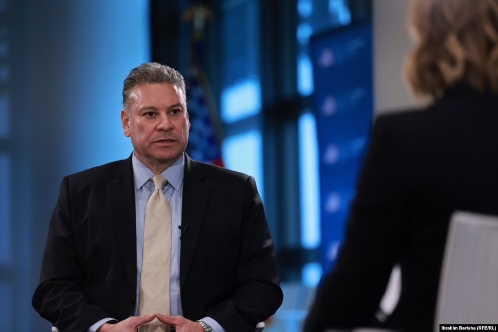 I dërguari i posaçëm amerikan për Ballkanin Perëndimor, Gabriel Escobar, gjatë intervistës për Radion Evropa e Lirë,13 dhjetor 2022.