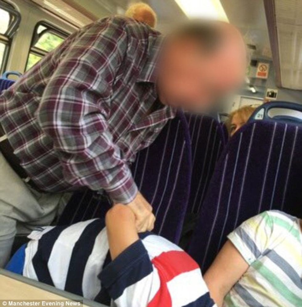 I moshuari ia dredhon dorën djaloshi qe i vente kembet ne ulesen e trenit foto 2