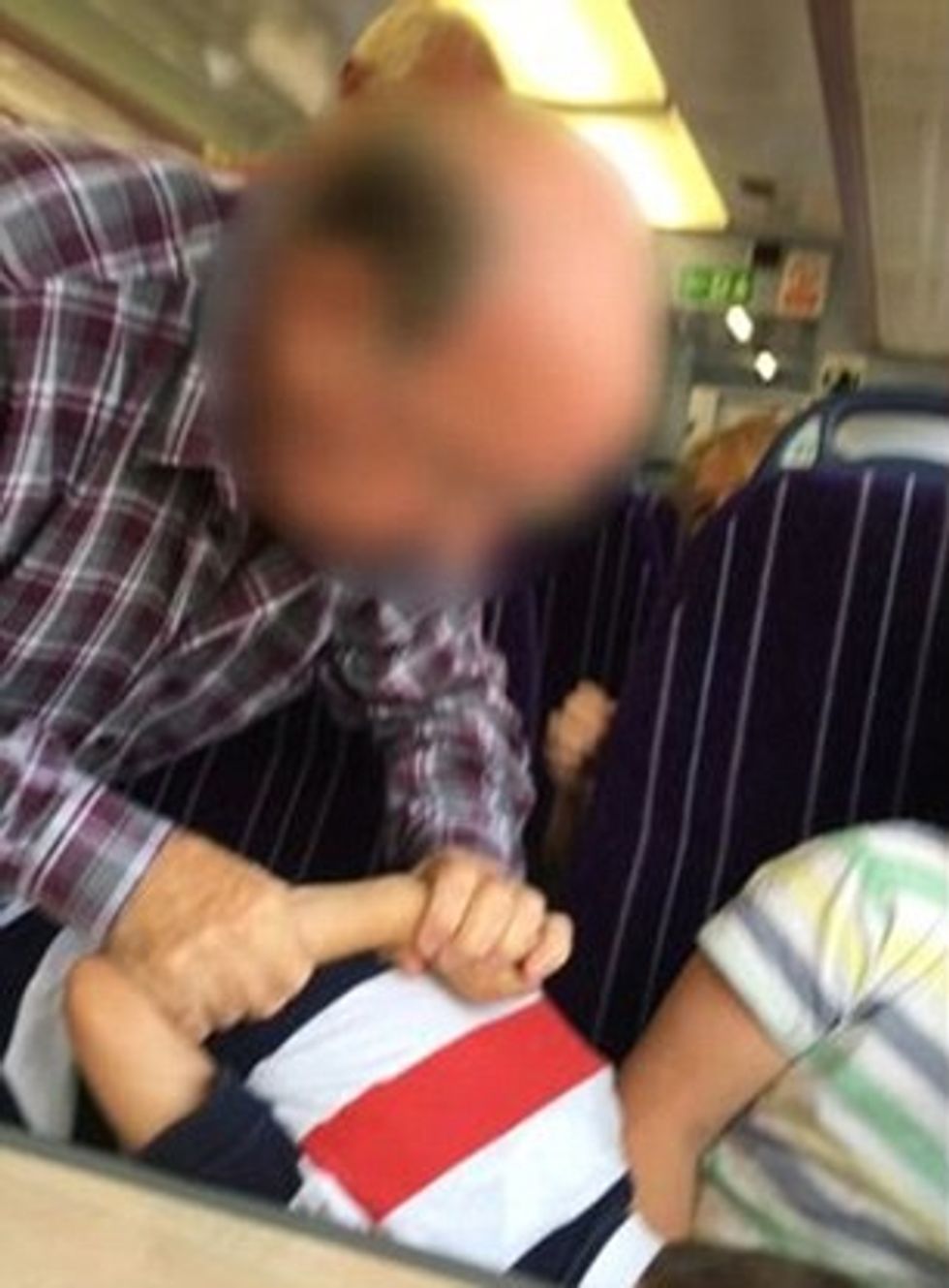 I moshuari ia dredhon dorën djaloshi qe i vente kembet ne ulesen e trenit foto 3