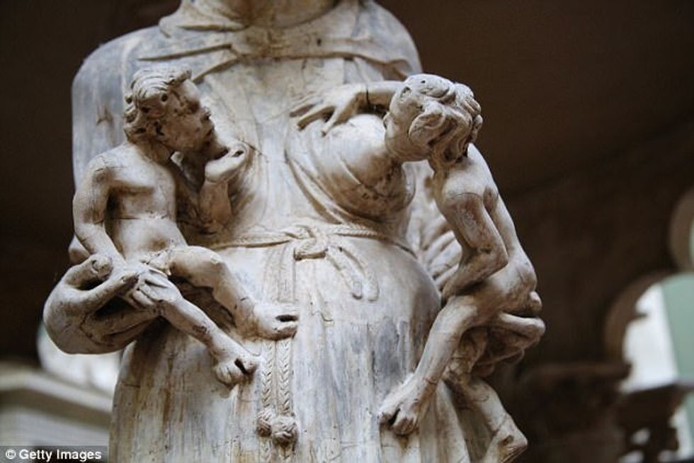 I ndalohet të ushqente fëmijën me gji në muze krahasimi i nenes eshte i veçante foto 2