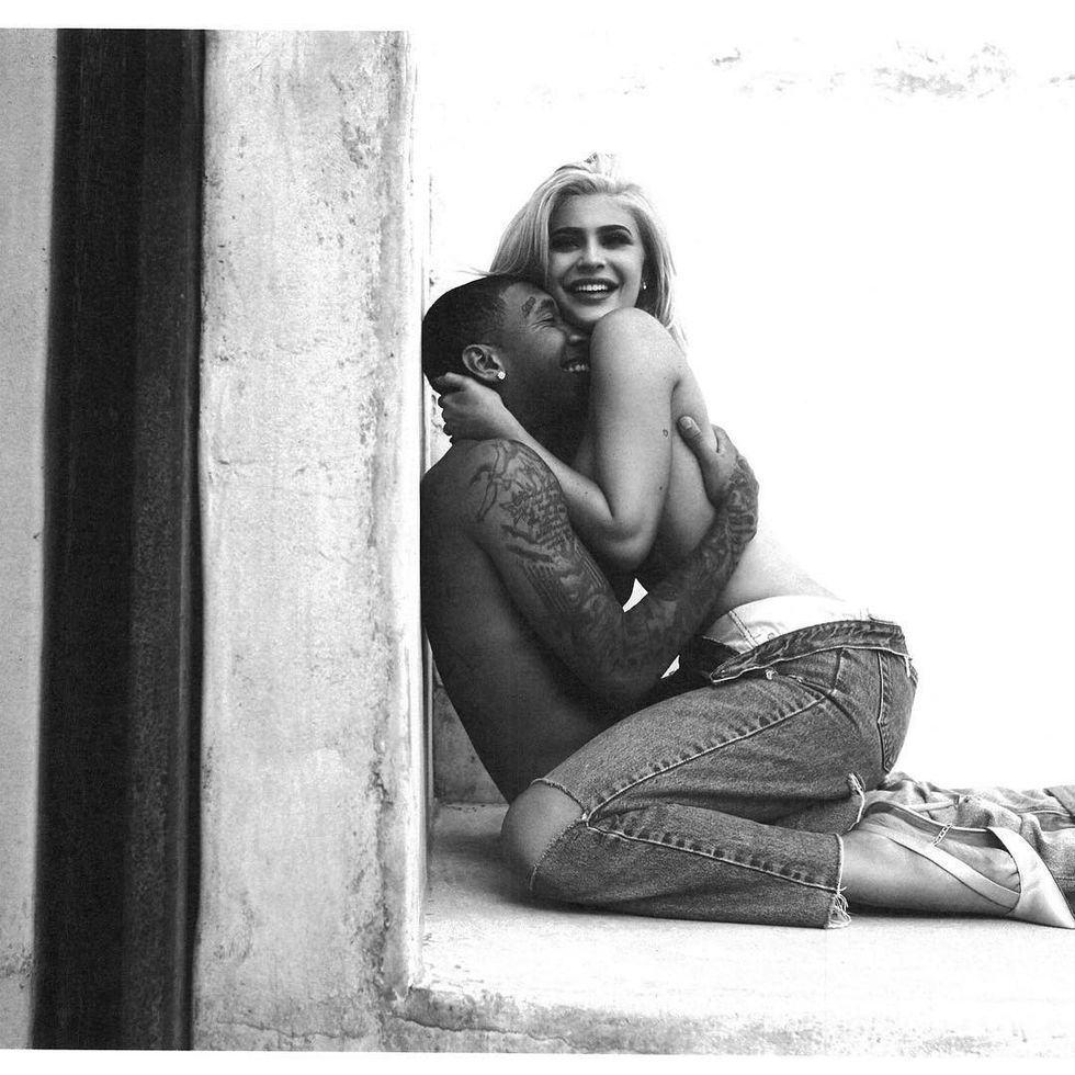 “I pazëvendësueshëm”, shkruan pranë imazhit bardhezi.