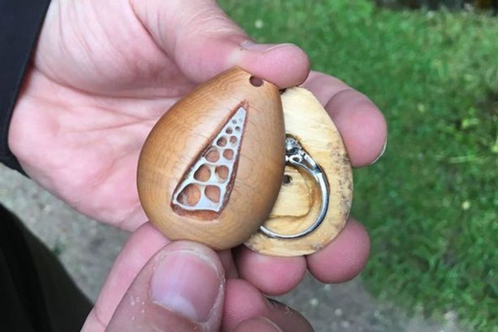 I propozoi martesë me unazën të cilën ajo e mbante pa dijeni për një vit foto 2