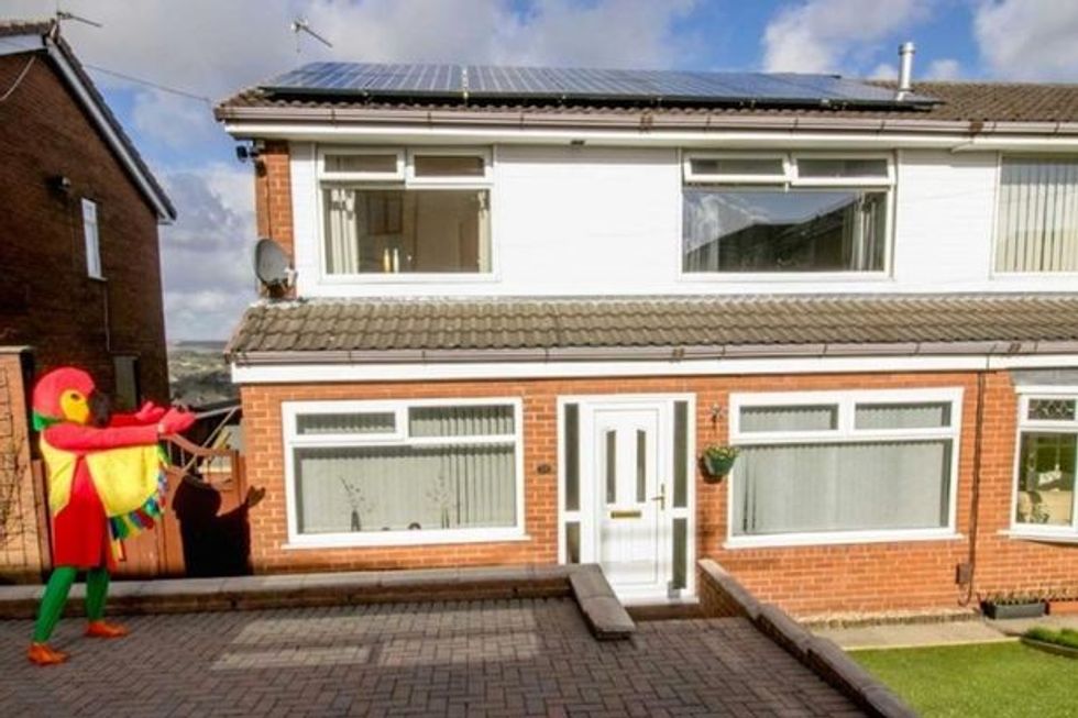 I veshur si papagall reklamon shtepine qe e ka nxjerre ne shitje foto 4