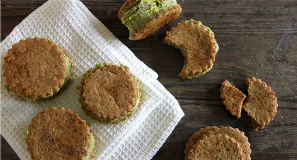 ice-cream-sandwiches-espresso-biscuits-with-pistachio-ice-cream-sugar-free