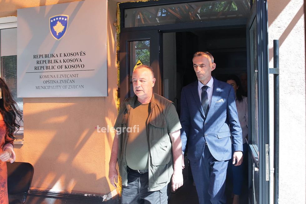 Ilir Peci ne objektin komunal ne Zvecan foto Ridvan Slivova 1