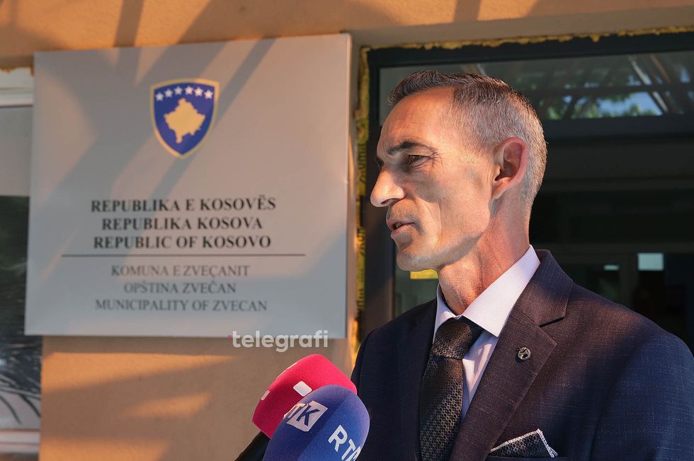 Ilir Peci ne objektin komunal ne Zvecan foto Ridvan Slivova 6