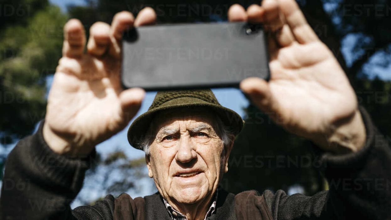 Ndalojini rrjetet sociale edhe për ata që janë mbi 65 vjeç! Ndalojini rrjetet sociale edhe për ata që janë mbi 65 vjeç!