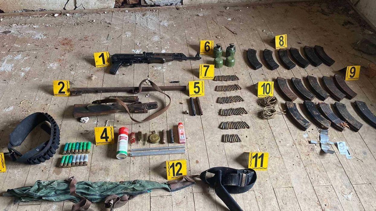 Arsenal armësh zbulohet në dy shtëpi në Zubin Potok, arrestohet i dyshuari Arsenal armësh zbulohet në dy shtëpi në Zubin Potok, arrestohet i dyshuari