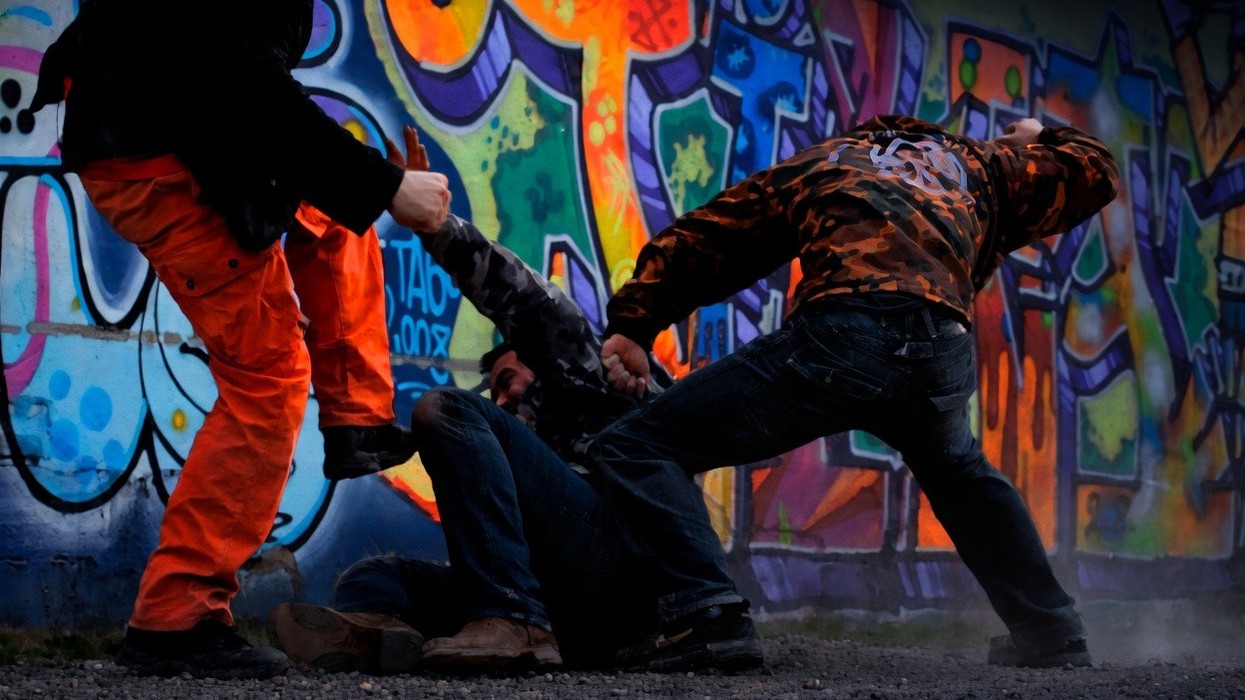 Rrahje mes disa personave në Prishtinë, njëri lëndohet nga mjeti i mprehtë