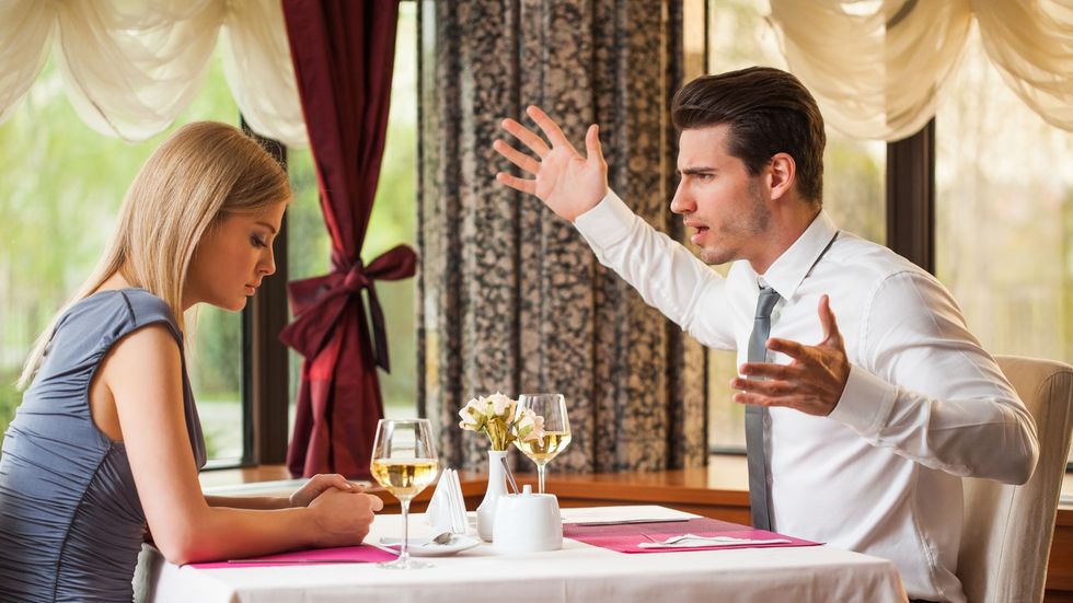 image-couple-at-restaurant-anger-fighting-in-public