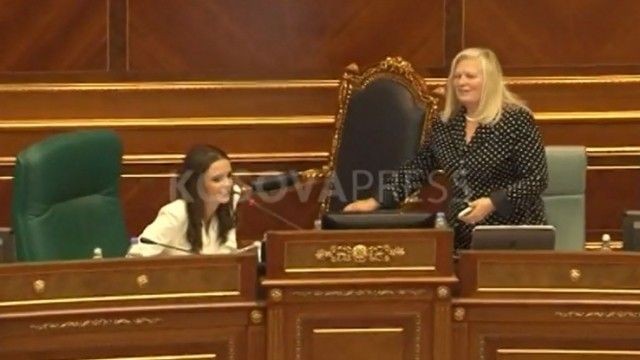 2016/01/momenti-kur-flora-ldquo-vrapon-rdquo-pas-mikrofonit-q-euml-teut-euml-s-t-euml-mos-i-shkoj-euml-fjala-video_hd.jpg