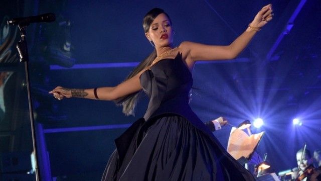 2016/01/gjoksi-i-rihannas-merr-mbi-gjysm-euml-milion-euml-p-euml-lqime-foto_2_hd.jpg