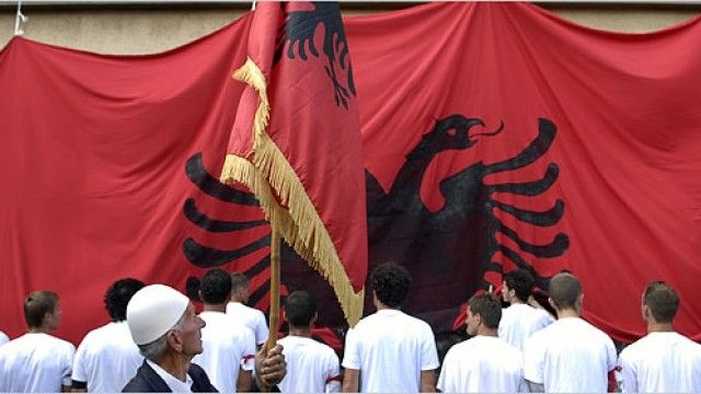 2016/01/flamuri-i-shqiptar-euml-ve-nd-euml-r-m-euml-atraktiv-euml-t-n-euml-bot-euml_hd.jpg
