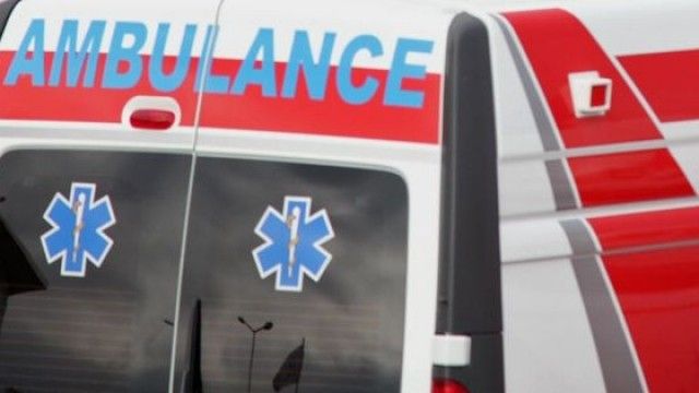 2016/01/tmerr-n-euml-tiran-euml-ambulanc-euml-s-i-del-shtrati-i-pacientit-duke-ecur-n-euml-mes-t-euml-rrug-euml-s-foto_hd.jpg