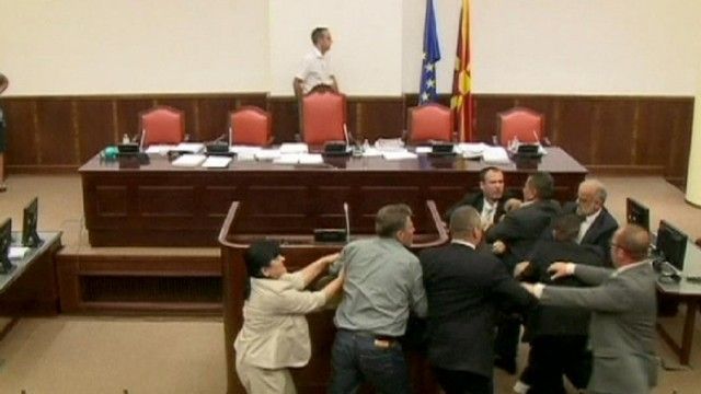 2016/01/krizat-parlamentare-n-euml-bot-euml-ja-si-e-ldquo-tejkaloi-rdquo-maqedonia-n-euml-vitin-2012-video_hd.jpg