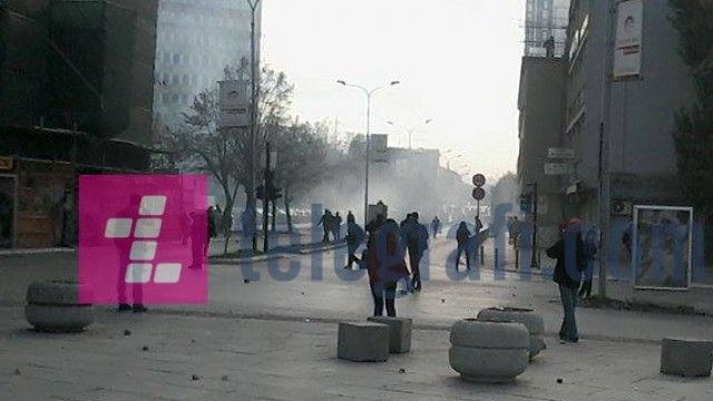 2016/01/epilogu-i-protestave-24-polic-euml-dhe-2-qytetar-euml-t-euml-l-euml-nduar-video_hd.jpg