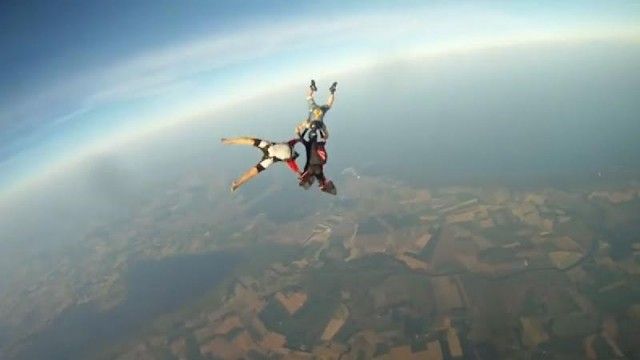 2016/01/parashutisti-ribashkohet-me-kamer-euml-n-q-euml-i-kishte-r-euml-n-euml-nga-3600-metra-lart-euml-si-video_hd.jpg