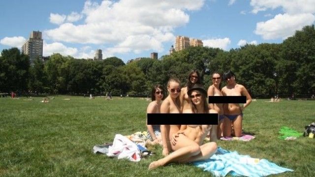2016/01/vajzat-topless-lexojn-euml-librat-n-euml-publik-n-euml-em-euml-r-t-euml-barazis-euml-gjinore-video-18_hd.jpg