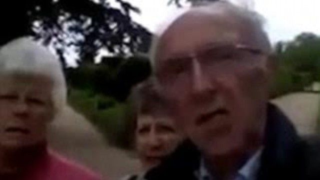 2016/01/problemi-i-tre-t-euml-moshuarve-q-euml-duan-t-euml-fotografojn-euml-me-telefon-t-euml-zgjuar-video_hd.jpg