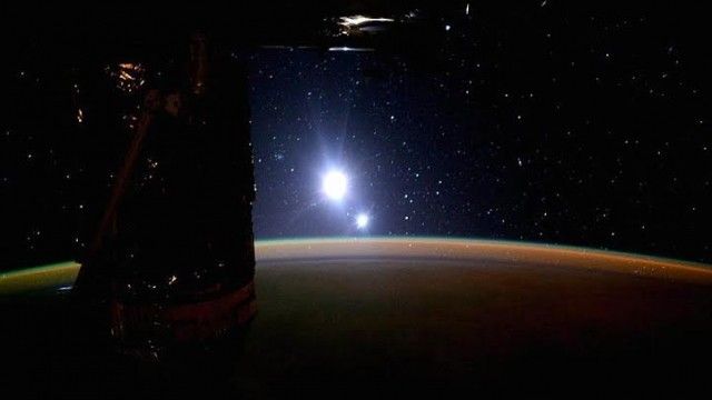 2016/01/astronauti-fotografon-nga-hap-euml-sira-tok-euml-n-h-euml-n-euml-n-dhe-vener-euml-n-n-euml-nj-euml-vend-foto_hd.jpg