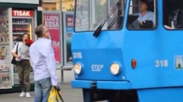 2016/01/shoferi-i-tramvajit-nuk-i-hapi-dyert-ndash-ja-si-i-ldquo-hakmerret-rdquo-video_hd.jpg