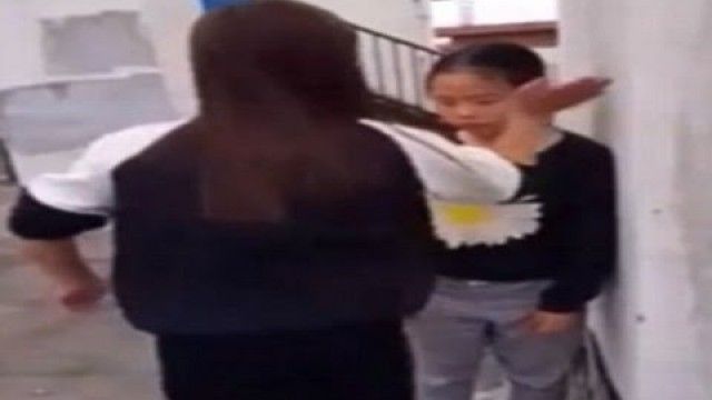 2016/01/e-tmerrshme-14-vje-ccedil-arja-rrihet-tri-or-euml-pa-ndal-euml-nga-gjasht-euml-vajza-tjera-video_hd.jpg