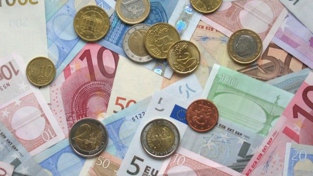 2016/01/gjyshja-e-braktisur-ldquo-grisi-rdquo-afro-nj-euml-milion-euro-q-euml-t-euml-mos-i-trash-euml-gojn-euml-ldquo-familjar-euml-t-rdquo_hd.jpg
