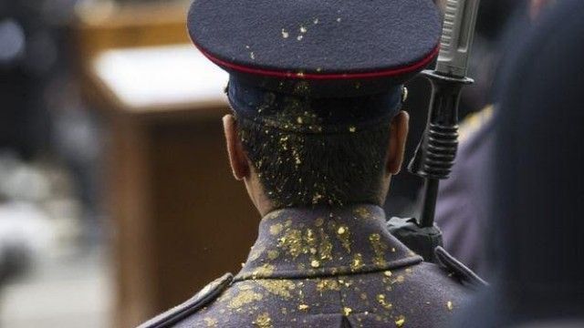 2016/01/ushtari-volli-mbi-kolegun-e-tij-gjat-euml-nderimit-me-nj-euml-minut-euml-heshtje_hd.jpg