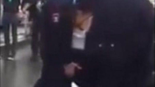 2016/01/polici-shqiptar-ldquo-i-fut-duart-rdquo-vajz-euml-s-q-euml-shoq-euml-ron-me-dhun-euml-video_hd.jpg
