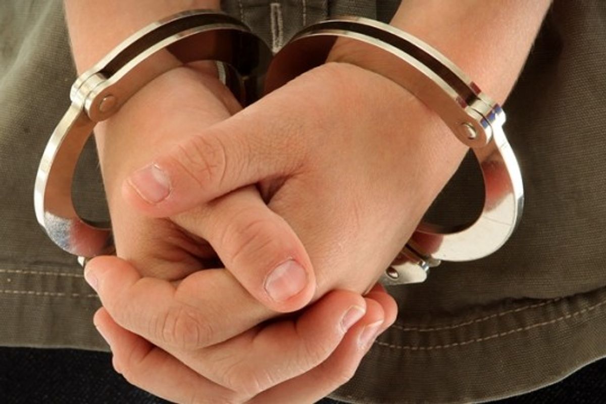 Privohet nga liria një pjesëtar i policisë në Veles, dyshohet për sulm seksual ndaj një të mituri Privohet nga liria një pjesëtar i policisë në Veles, dyshohet për sulm seksual ndaj një të mituri