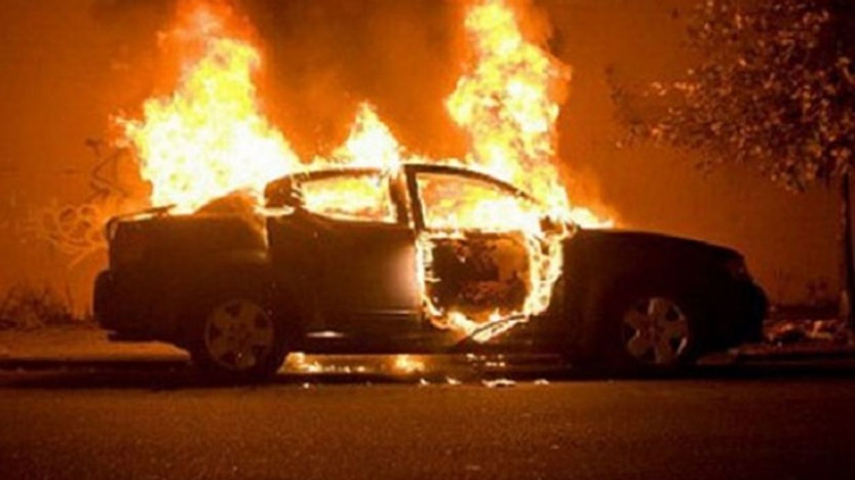 Zjarri përfshin dy vetura në një auto-sallon në Llapnasellë, rasti në hetim Zjarri përfshin dy vetura në një auto-sallon në Llapnasellë, rasti në hetim