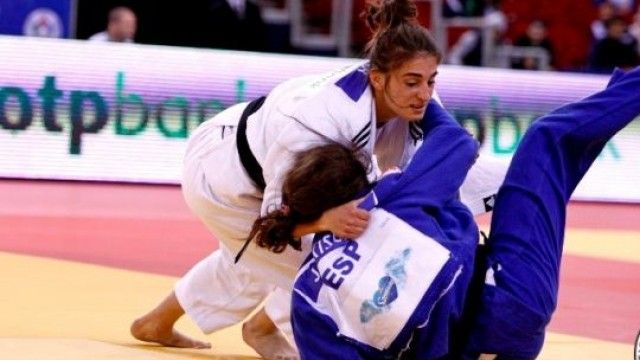 2016/01/po-shk-euml-lqejn-euml-kosovaret-nora-gjakova-n-euml-finale-ndaj-zvic-euml-ranes-kocher-foto_hd.jpg