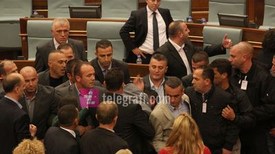 2016/01/Seanca-e-kuvendit-ku-ndrhyn-edhe-sigurimi-i-kuvendit-23-tetor-foto-ridvan-slivova-41.jpg