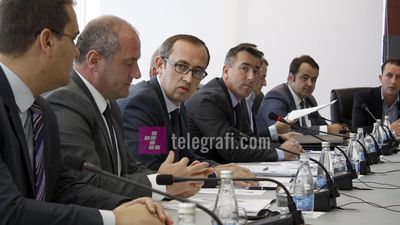 2016/01/takimi-i-Institucioneve-publike-per-zbatimin-e-Ligjit-per-faljen-e-borxheve-publike-foto-ridvan-slivova-2.jpg