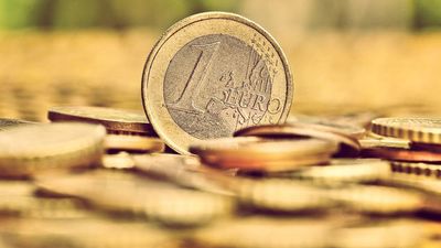 2016/01/one-euro-coins-stands-out-of-the-pile.jpg