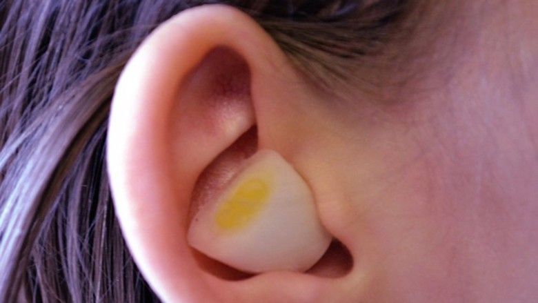2016/03/what-happens-if-you-put-a-clove-of-garlic-in-the-ear-while-you-sleep.jpg