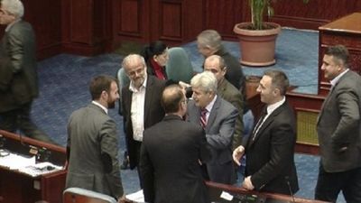 2016/04/Ali-Ahmeti-ne-Parlament-duke-i-pershendetur.jpg