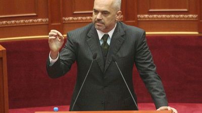 2016/04/Edi-Rama-ne-foltoren-e-Kuvendit-e1461239943664.jpg
