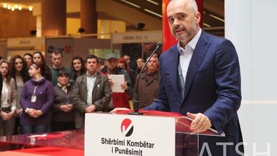 2016/04/Edi-Rama-ne-panairin-e-punes-1Foto-Flor-Abazaj-600x358-e1461835739475.jpg