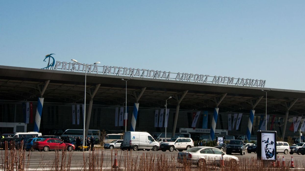 Arrestohet një person në Aeroportin “Adem Jashari” - policia i sekuestron armën me 45 fishekë Arrestohet një person në Aeroportin “Adem Jashari” - policia i sekuestron armën me 45 fishekë