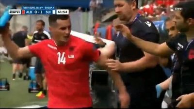 2016/06/xhaka-momenti.jpg
