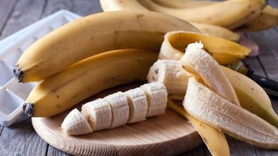 2016/06/whole-and-sliced-bananas-on-board.jpg
