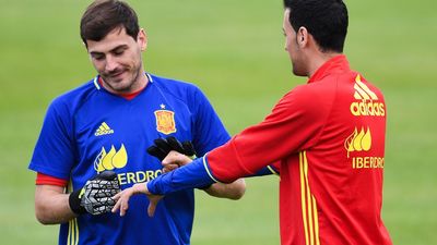 2016/06/SergioBusquetsSpainTrainingSessionPressRMtDQ1Lgayfx.jpg