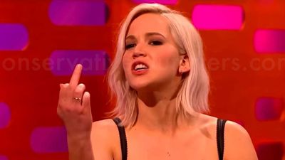 2016/08/Jennifer-Lawrence-to-Donald-Trump-_FUCK-YOU_-middle-finger.jpg