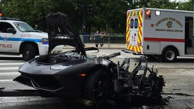 2016/08/Lamborghini-përplaset-dhe-ndahet-përgjysmë-shoferi-shpetohet-pak-para-eksplodimit-foto.jpg