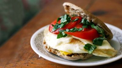 2016/08/caprese-egg-sandwich-breakfast-tomato-basil-fresh-english-muffin-low-calorie-quick-health-spry-670x405.jpg