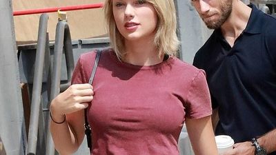 2016/08/Tallje-me-burrin-misterioz-qe-eshte-zene-duke-i-shikuar-te-pasmet-e-kengetares-Taylor-Swift-foto.jpg