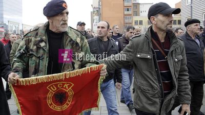 2016/10/proteste-e-veteranve-Keshilli-per-Mbrojtjen-e-Luftetareve-te-UCK-se-dhe-hedhja-e-dokumentacionit-foto-ridvan-slivova-8.jpg